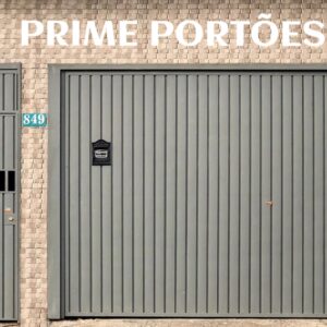 Portão de garagem basculante em chapa lambril de aço galvanizado na vertical