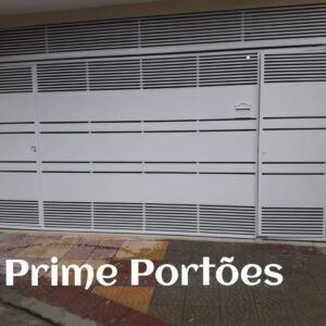 Portão de garagem basculante em chapa de aço galvanizado em deck