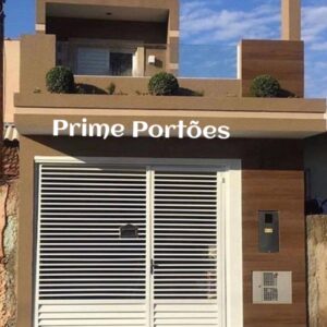 Portão de garagem basculante em aço galvanizado tubo horizontal com saia em lambril