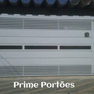 Portão de garagem basculante em chapa de aço galvanizado com detalhe em vidro