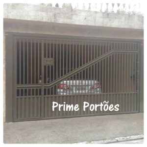 Portão de garagem basculante em tubo de aço galvanizado com saia em chapa lambril