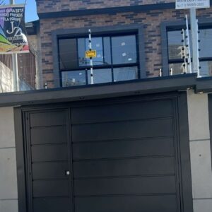 Portão de garagem basculante chapa de aço galvanizado fechado