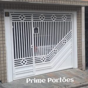 Portão de garagem basculante em tubo de aço galvanizado com desenho geométrico