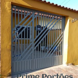 Portão de garagem basculante em tubo de aço galvanizado e chapa lambril