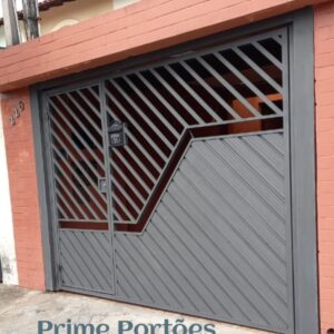 Portão de garagem basculante em aço galvanizado chapa lambril e tubo diagonal