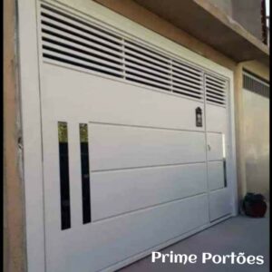 Portão de garagem basculante em chapa de aço galvanizado com detalhe em vidro