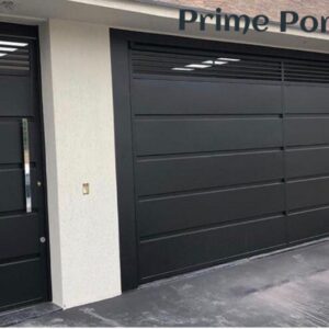 Portão de garagem basculante em chapa de aço galvanizado com ventilação